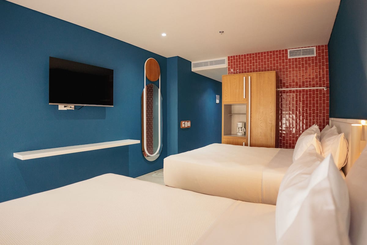 Superior Room, 2 Queen Beds (Vista al Jardin) | 1 bedroom, hypo-allergenic bedding, minibar, in-room safe