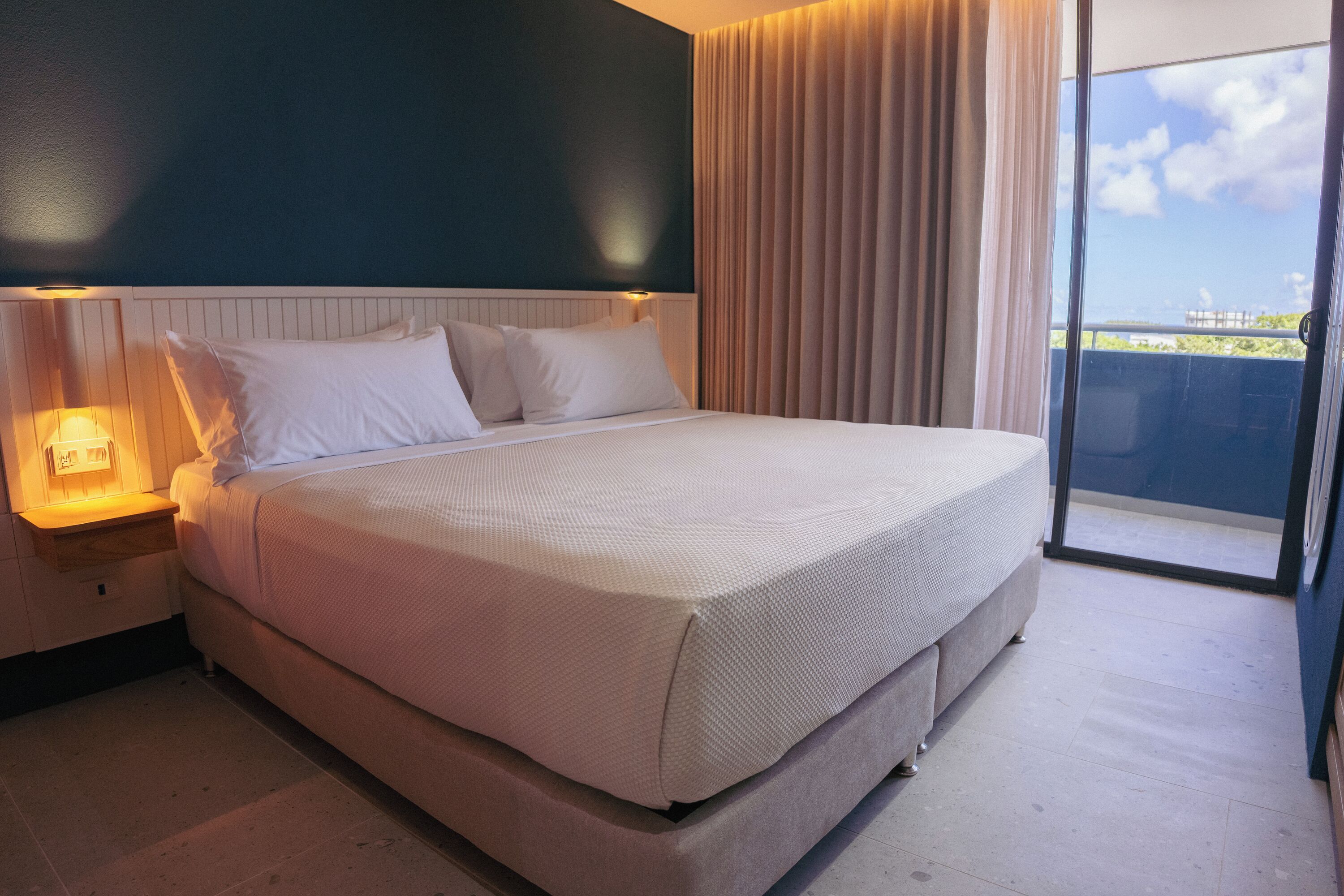 客房 (Cama Queen Balcón Vista al Mar) | 防过敏的被褥、迷你吧、客房内保险箱、遮光窗帘
