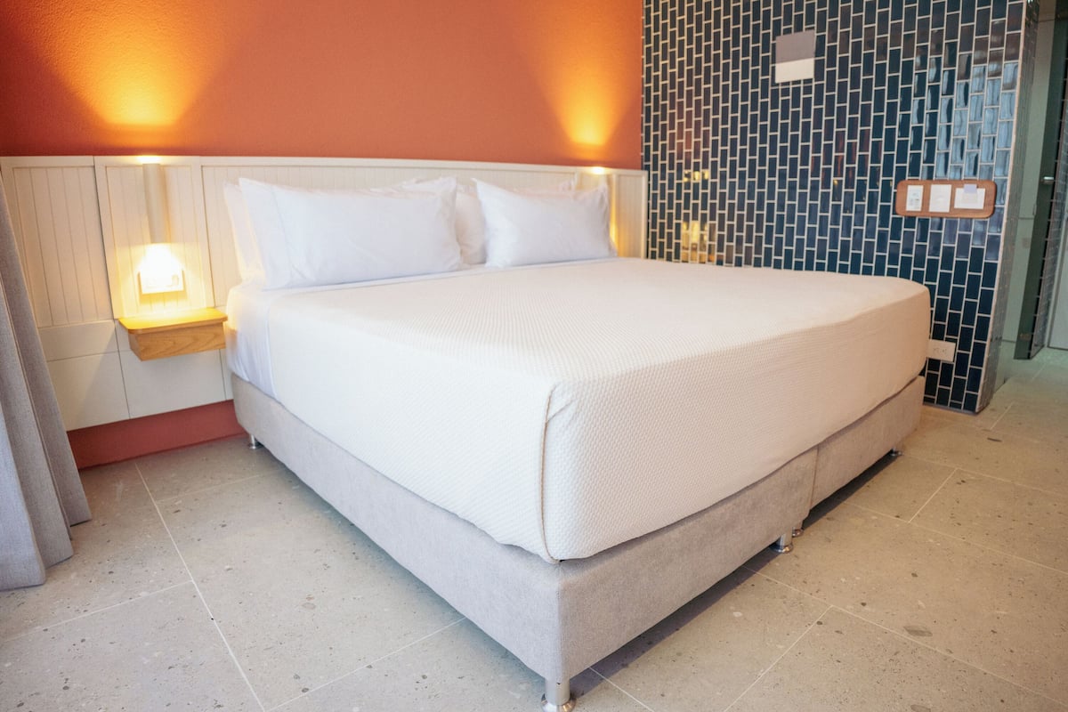 Deluxe Room (Balcón vista exterior) | 1 bedroom, hypo-allergenic bedding, minibar, in-room safe