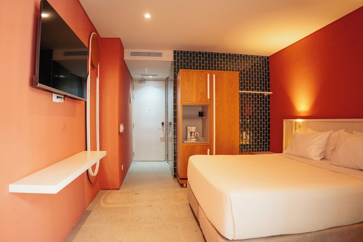 Deluxe Room (Balcón vista exterior) | 1 bedroom, hypo-allergenic bedding, minibar, in-room safe