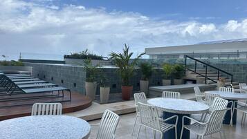 Bar tepi kolam renang