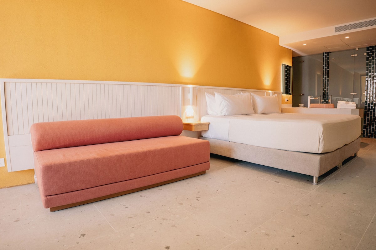 Superior Suite (Cama King Balcón Vista Exterior) | 1 bedroom, hypo-allergenic bedding, minibar, in-room safe