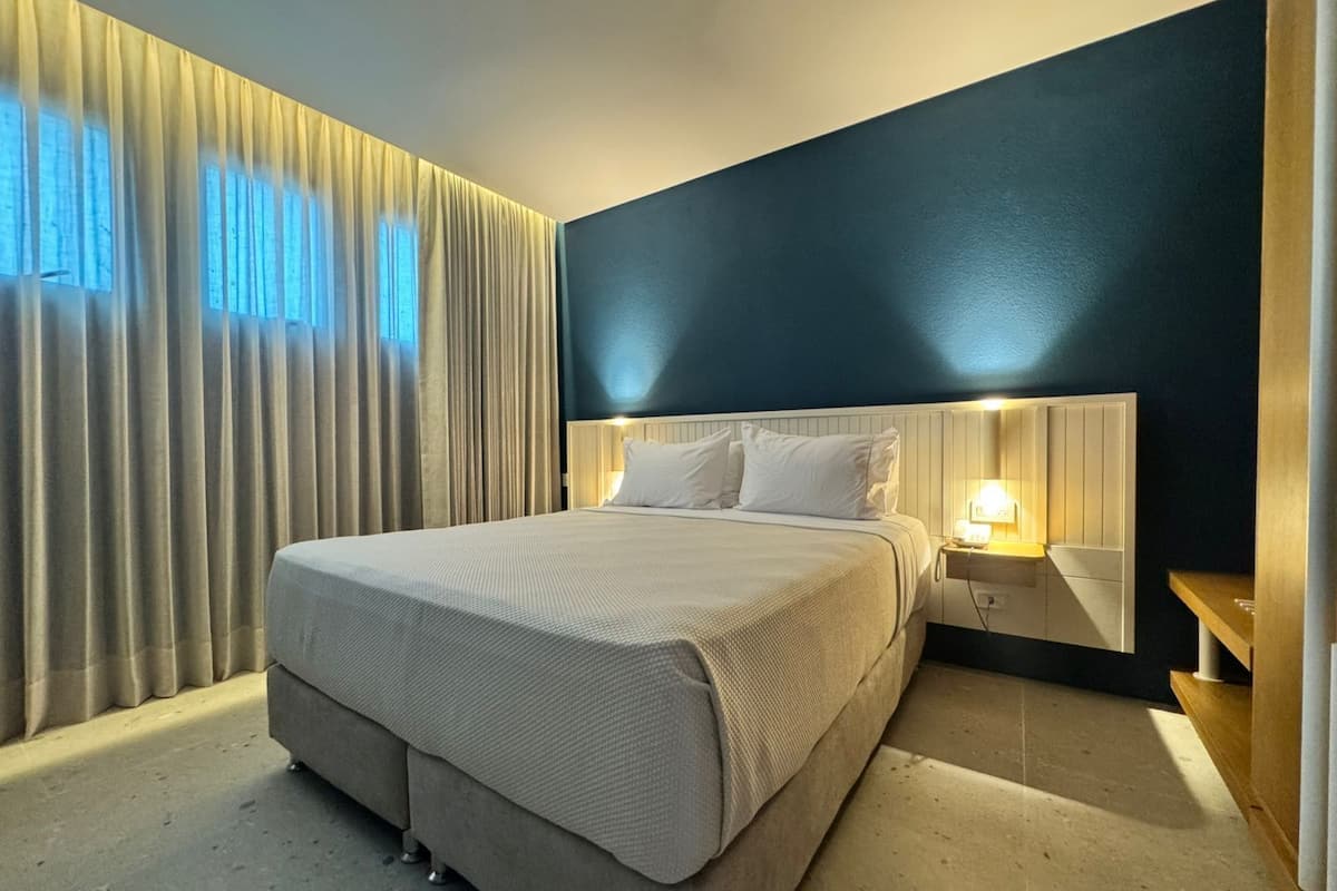 Double Room, 1 Queen Bed (movilidad reducida)