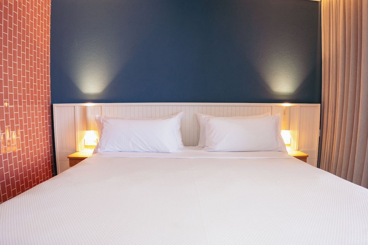 Room (Cama Queen Balcón Vista al Mar) | 1 bedroom, hypo-allergenic bedding, minibar, in-room safe