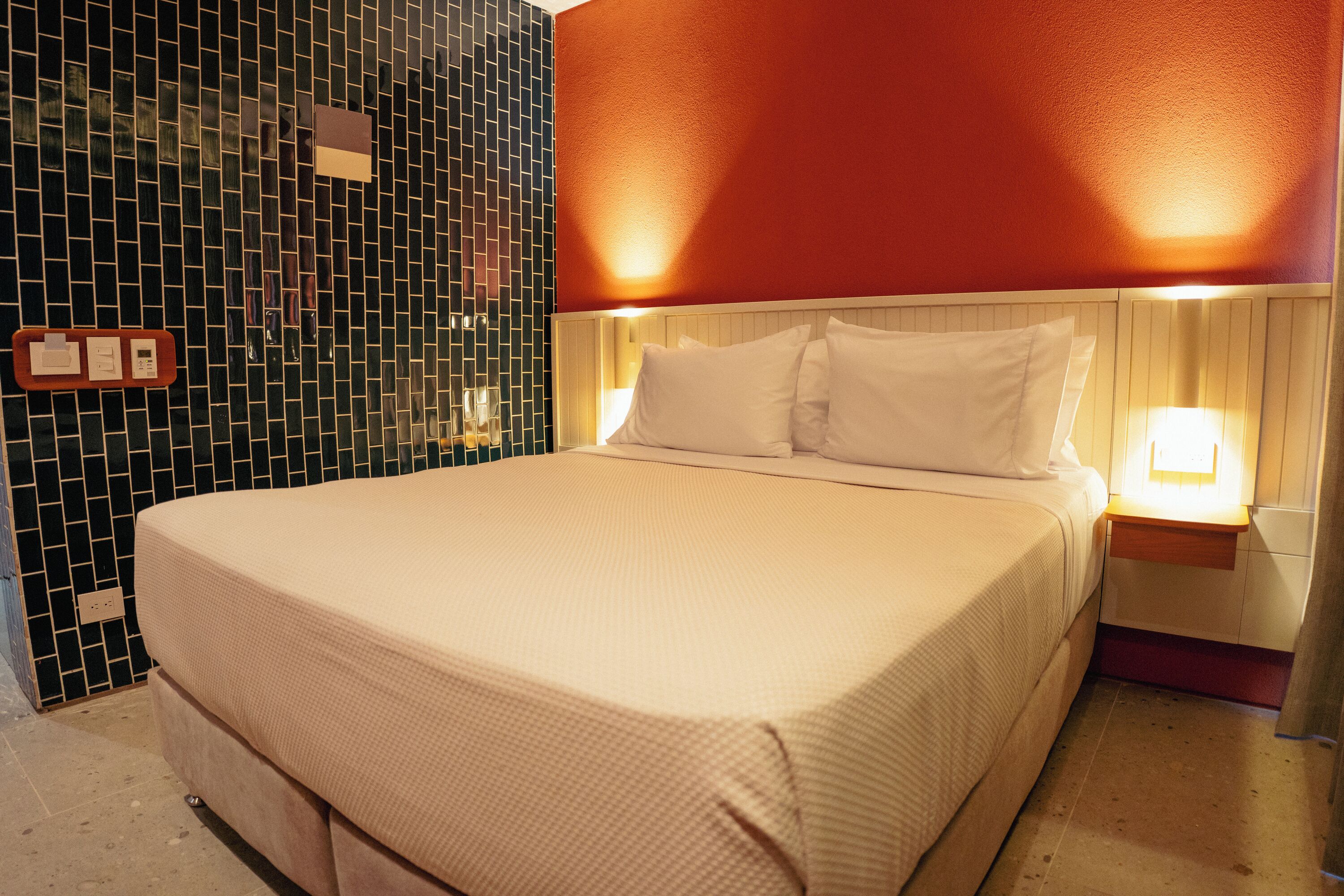 Ropa de cama hipoalergénica, minibar, caja fuerte y cortinas opacas
