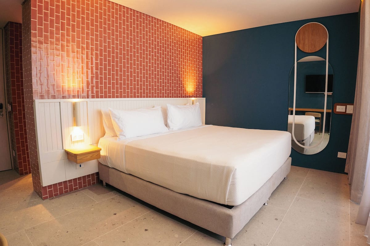 Room (Cama King Balcón Vista al Mar) | 1 bedroom, hypo-allergenic bedding, minibar, in-room safe