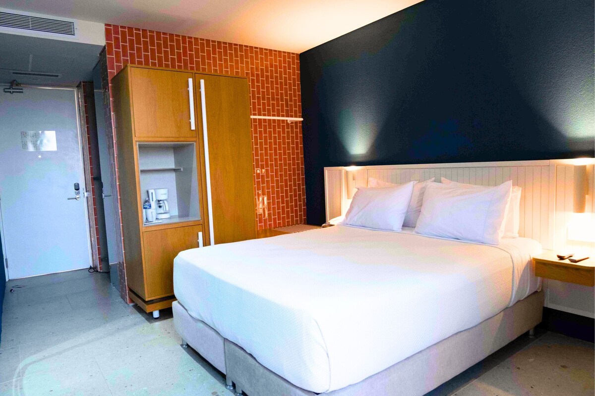 Hypo-allergenic bedding, minibar, in-room safe, blackout curtains