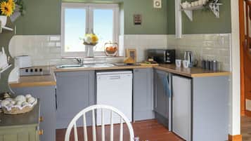 Lavavajillas y trona infantil