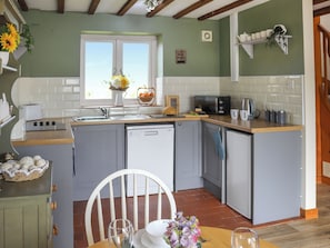 Een vaatwasser, een kinderstoel