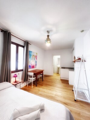 1 bedroom, bed sheets