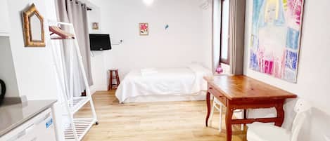 1 bedroom, bed sheets