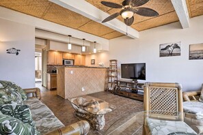 Smart TV - Walk to Kailua Village. AC. King Bed. Pool. Free Parking. In Unit Laundry (Kailua-Kona)