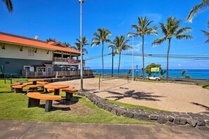 Outdoor dining - Walk to Kailua Village. AC. King Bed. Pool. Free Parking. In Unit Laundry (Kailua-Kona)
