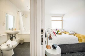 Shower - 21 Cable Yard- Sylish, modern and central house (Coventry)