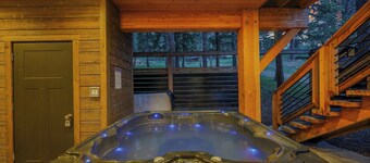Upscale Treehouse Escape - Hot Tub & Mountain Air