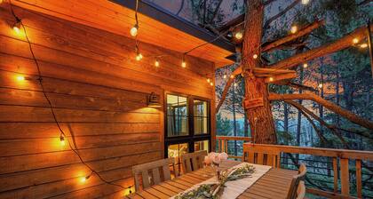 Upscale Treehouse Escape - Hot Tub & Mountain Air
