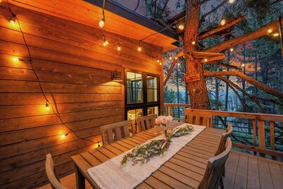 Upscale Treehouse Escape - Hot Tub & Mountain Air
