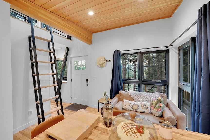 Upscale Treehouse Escape - Hot Tub & Mountain Air - Evergreen, CO