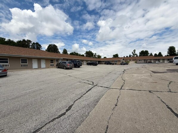 Free self-parking - Hotel O Castle Town Ida Grove Hwy 175 (Ida Grove)