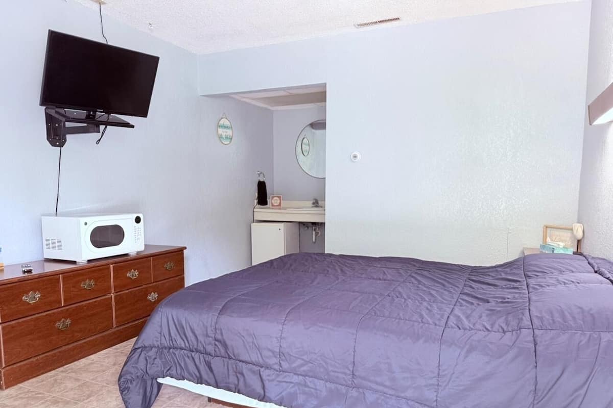 Desk, free WiFi, bed sheets