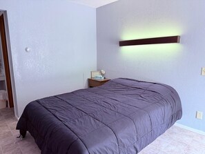Room, 1 King Bed, Non Smoking | Desk, free WiFi, bed sheets