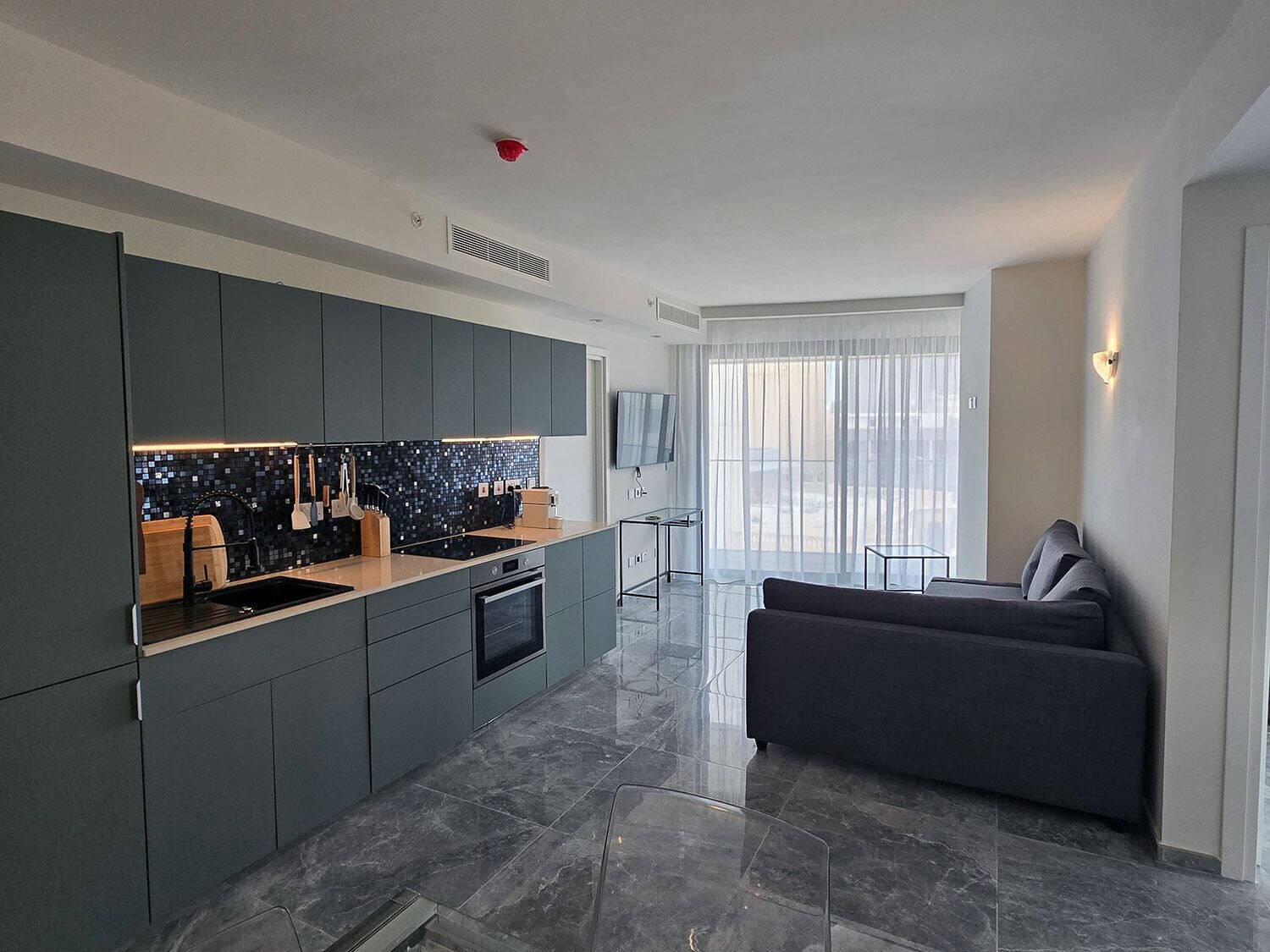 Refrigerador con congelador, horno y parrilla de estufa 