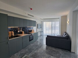 Refrigerador con freezer, horno, placa de cocina, cafetera/tetera