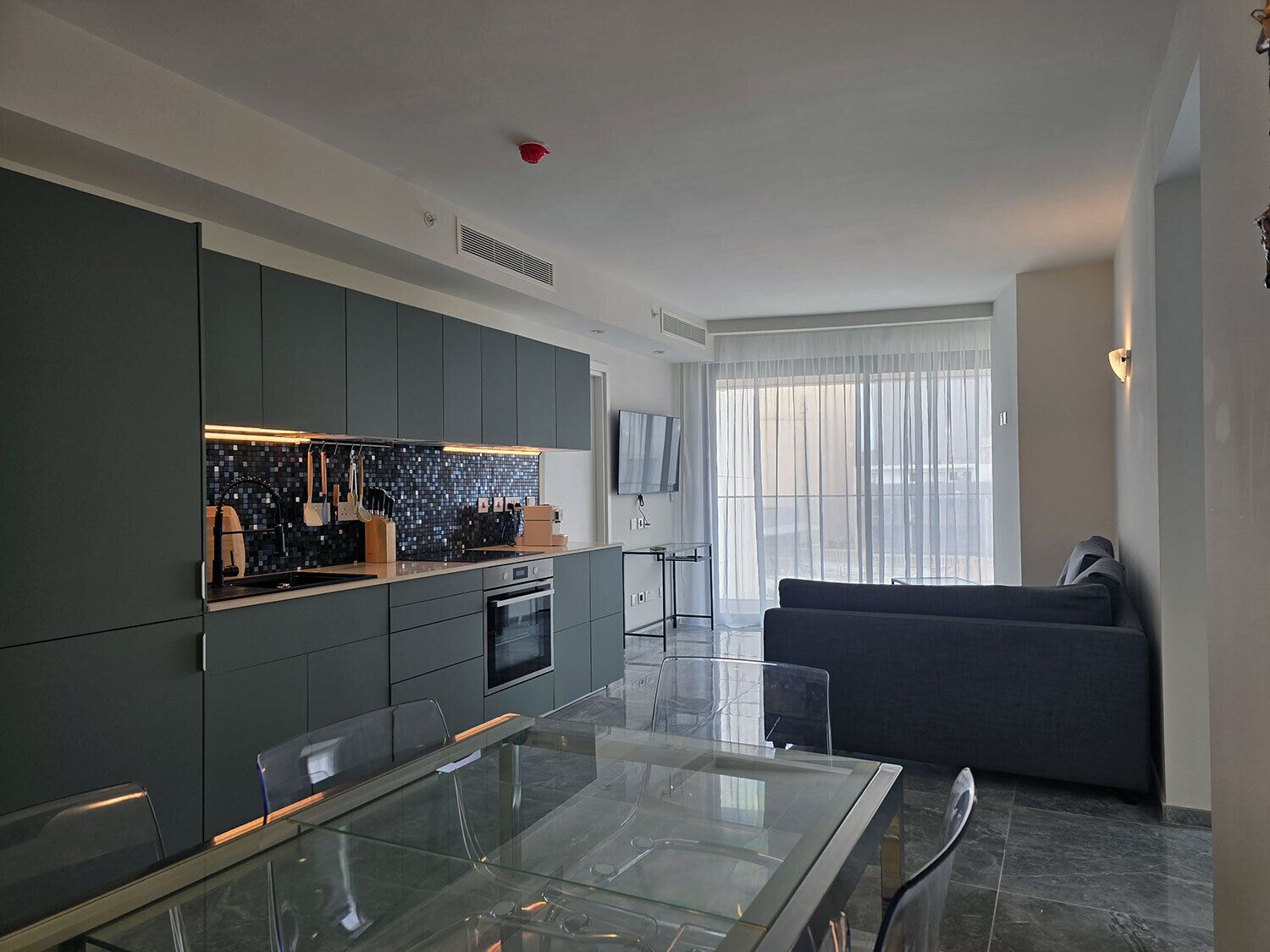 Refrigerador con congelador, horno y parrilla de estufa 