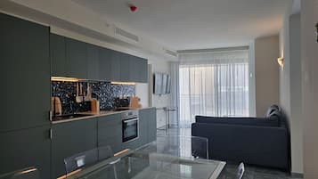 Refrigerador con congelador, horno y parrilla de estufa