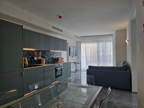 Ísskápur í fullri stærð, bakarofn, eldavélarhellur, kaffivél/teketill