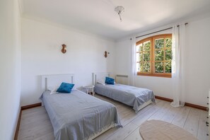 2 bedrooms, iron/ironing board, free WiFi