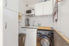 Réfrigérateur, micro-ondes, cafetière/bouilloire, grille-pain