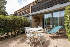 屋外ダイニングエリア