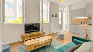 A modern apartment with a living room, kitchen, and large windows. - Bloom - 12min à pied du Capitole (Toulouse)