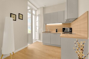 Réfrigérateur, micro-ondes, cafetière/bouilloire, grille-pain
