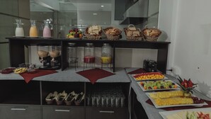 Una mesa de buffet con diferentes alimentos y bebidas.