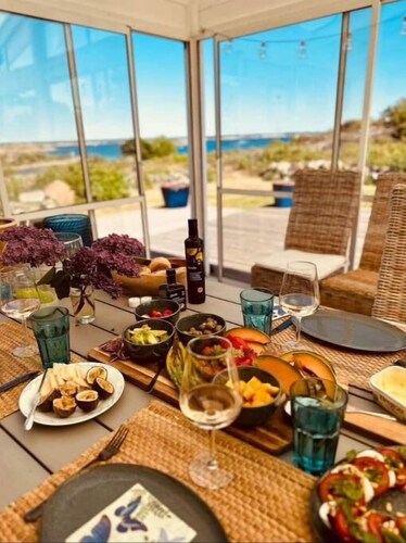 A sunny house with sea views of the Kosterfjord in Ekenäs,