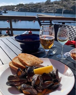 Outdoor dining - A sunny house with sea views of the Kosterfjord in Ekenäs, (Västra Götalands län)