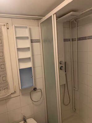Hårtork, handdukar, tvål och toalettpapper