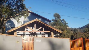 Un bâtiment de style japonais traditionnel, avec une structure en bois et un mur gris.