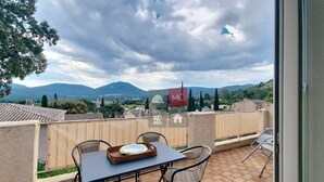 Outdoor dining - LA MAISON DE SANDRA DANS RÉSIDENCE PRIVÉE (Le Plan-de-la-Tour)