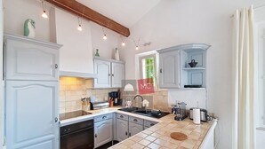 Coffee/tea maker, fridge, microwave, oven - LA MAISON DE SANDRA DANS RÉSIDENCE PRIVÉE (Le Plan-de-la-Tour)