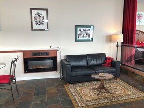 Smart-TV, Kamin, Bücher