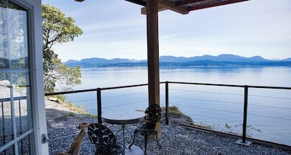 Amazing views, private, spacious, waterfront luxury, quality artwork.