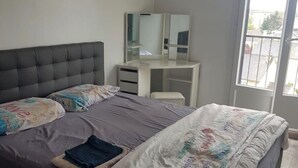 A bedroom with a bed, a desk, and a mirror. - Private room (Allonnes)