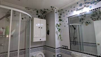 Een haardroger, handdoeken, zeep, toiletpapier