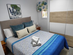 1 Schlafzimmer, Zimmersafe, Schreibtisch, Bügeleisen/Bügelbrett