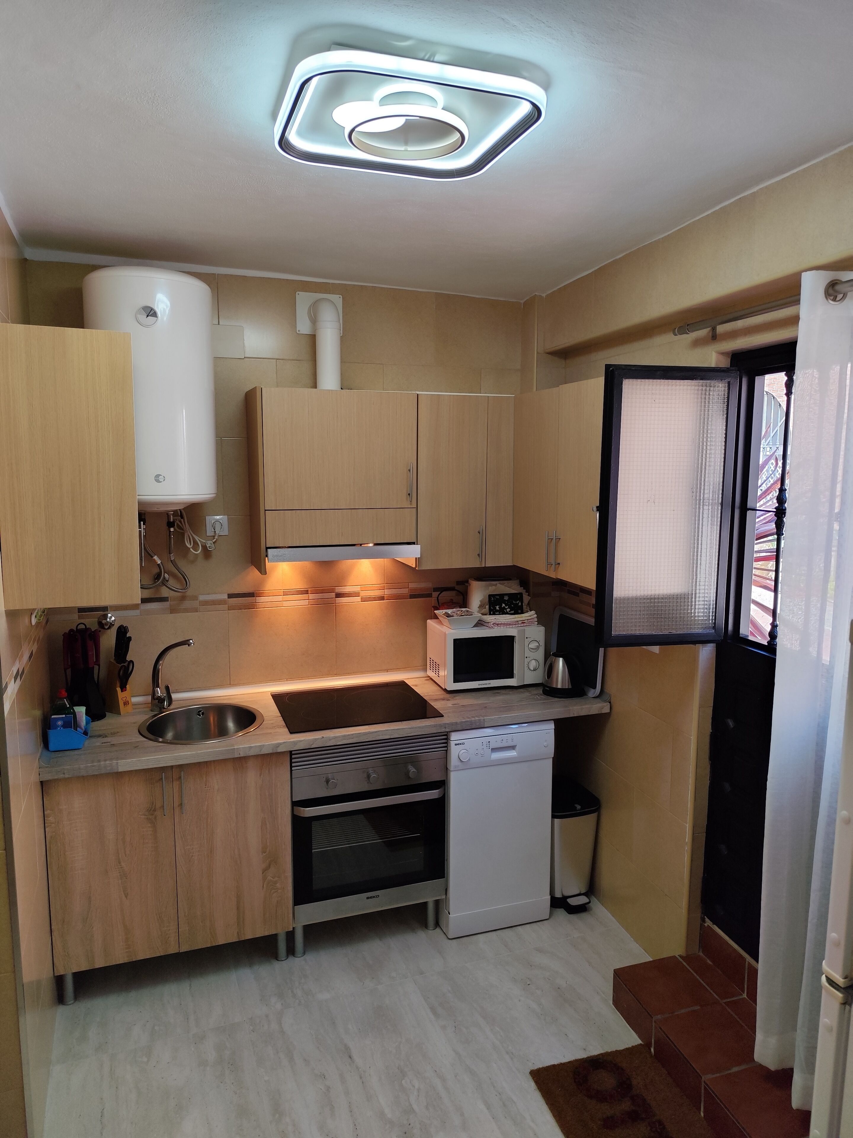 Frigorífico, microondas, horno y placa de cocina