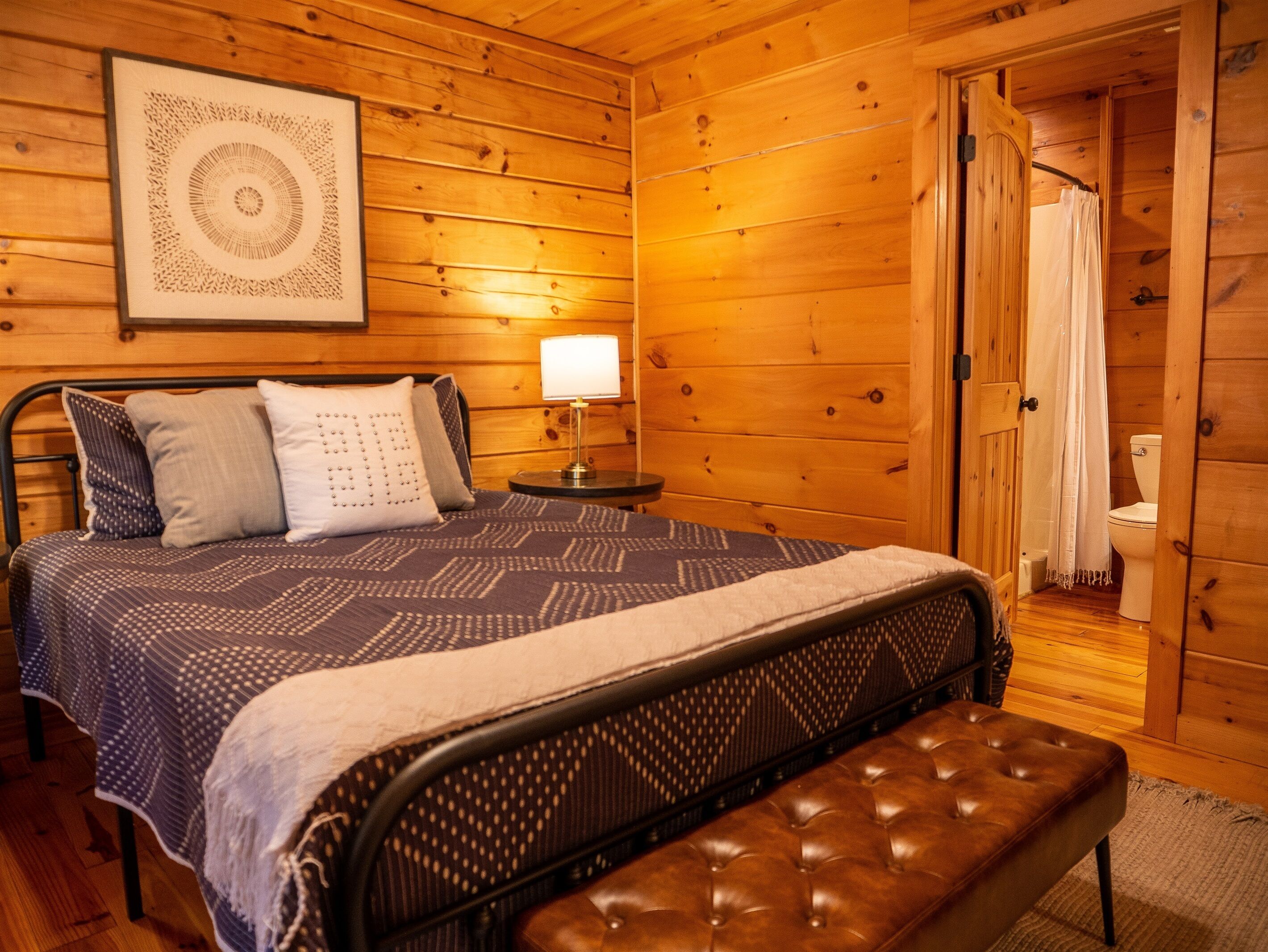 11 slaapkamers, een bureau, een strijkplank/strijkijzer, reisbedje