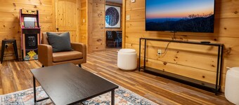11BR Retreat | 2 Cabins | Walk to WJ | Sleeps 27